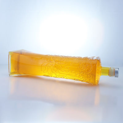 Garrafa de vidro para bebidas industriais com forma única e material de pedra em relevo