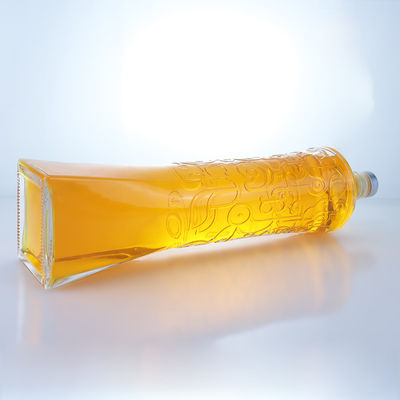 Garrafa de vidro para bebidas industriais com forma única e material de pedra em relevo