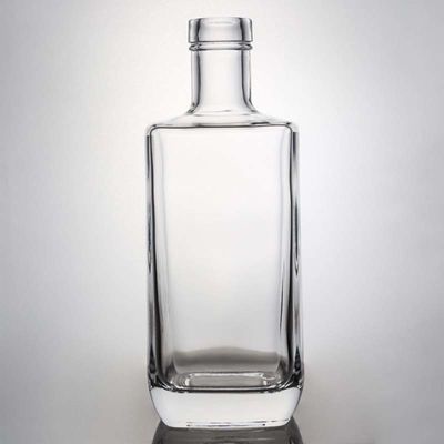 Elegante garrafa de vidro quadrada 700ml 750ml para whisky vodka gin colar material de vidro
