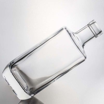 Elegante garrafa de vidro quadrada 700ml 750ml para whisky vodka gin colar material de vidro