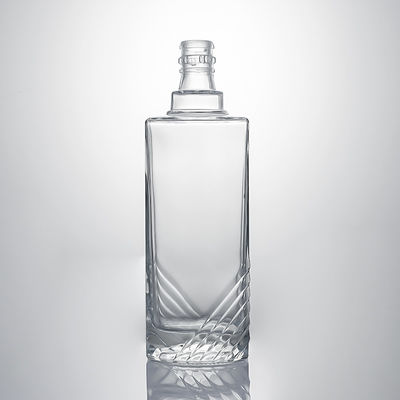 Garrafa de vidro transparente com corpo em relevo e rolha de cortiça