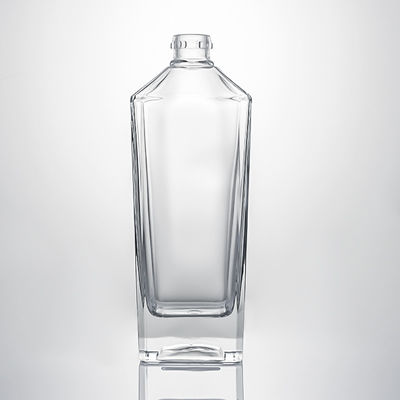 Garrafa de vidro transparente com corpo em relevo e rolha de cortiça