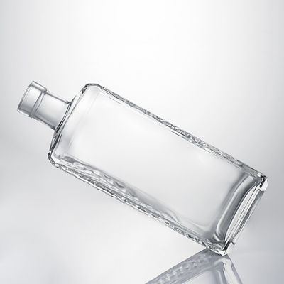 Garrafa de vidro transparente com corpo em relevo e rolha de cortiça