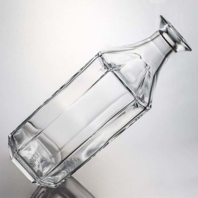 Garrafa de vidro de licor de vidro poligônico exclusivo ou personalizado para whisky gin rum vodka 1000ml