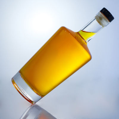 Botella de vidro com tampa de parafuso para gin rum champanhe whisky brandy 750ml