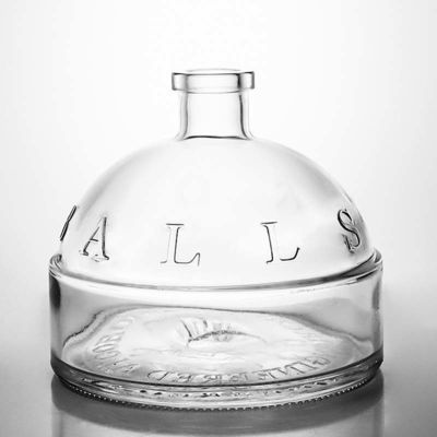 Flint Glass Sealing Type Cork 700ml Bottle de licor de vidro de forma personalizada para gin rum Champagne