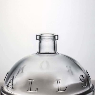 Flint Glass Sealing Type Cork 700ml Bottle de licor de vidro de forma personalizada para gin rum Champagne
