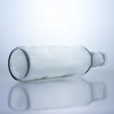 Garrafa de vidro de Whisky Vodka clara única 650ml em forma especial com acabamento superior de parafuso