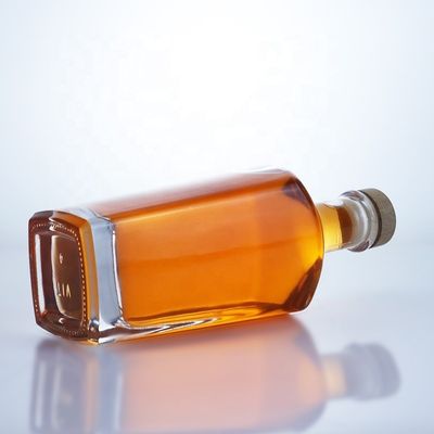 Estampagem a quente Manuseio da superfície Cor clara ou personalizada 750 ml Rum Vodka Liquor Garrafa de vidro