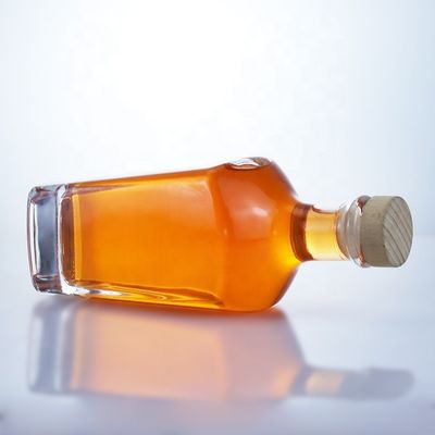 Estampagem a quente Manuseio da superfície Cor clara ou personalizada 750 ml Rum Vodka Liquor Garrafa de vidro