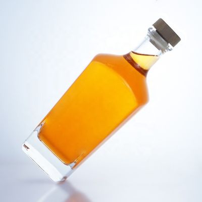 Estampagem a quente Manuseio da superfície Cor clara ou personalizada 750 ml Rum Vodka Liquor Garrafa de vidro