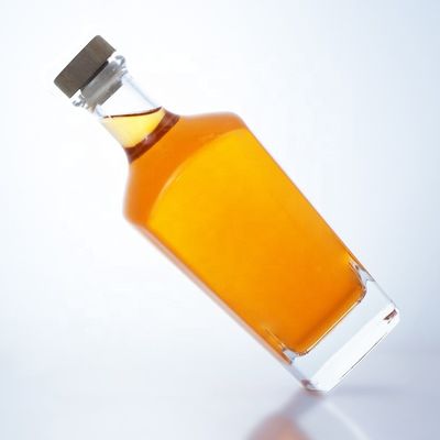 Estampagem a quente Manuseio da superfície Cor clara ou personalizada 750 ml Rum Vodka Liquor Garrafa de vidro