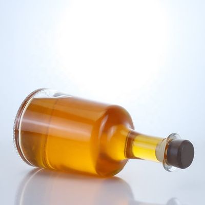 Manuseio da superfície Estampagem a quente Garrafa de vidro com rolha para vodka Gin Rum Whiskey