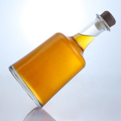 Manuseio da superfície Estampagem a quente Garrafa de vidro com rolha para vodka Gin Rum Whiskey
