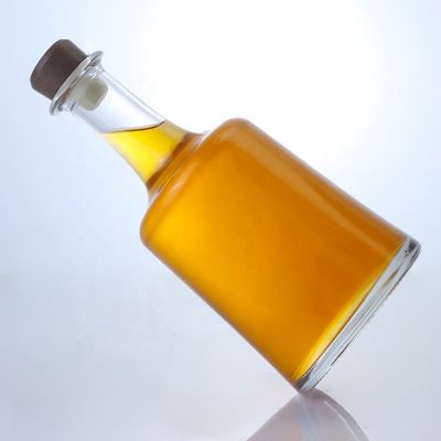 Manuseio da superfície Estampagem a quente Garrafa de vidro com rolha para vodka Gin Rum Whiskey