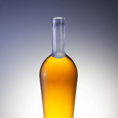 Garrafa de vidro personalizada de 750 ml Peso Material de base Vidro Garrafa de licor de vidro de 500 ml Para uísque