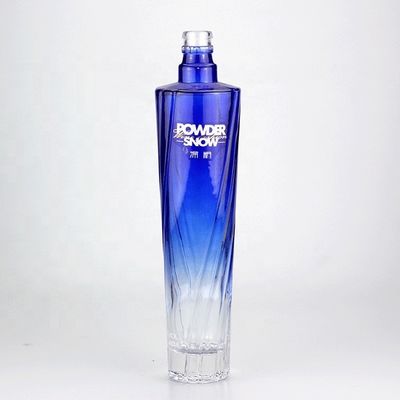 Botella de vidro quadrada azul de 750 ml com cor graduada e tampa de parafuso
