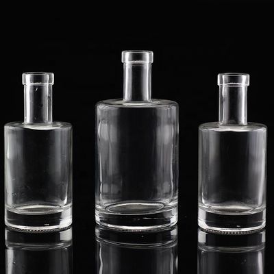 Material de base de vidro Vodka Liquor Garrafa de vidro de tamanho diferente para destilarias