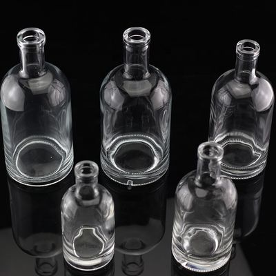 Material de base de vidro Vodka Liquor Garrafa de vidro de tamanho diferente para destilarias